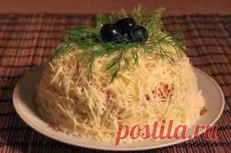 10 самых удачных и вкусных салатов для праздничного стола  1.«Сырная фантазия»

Ингредиенты:

300 грамм свежих помидор
250 грамм крабовых палочек
Твердый сыр
2-3 зубчика чеснока
Соль, майонез

Приготовление:
Нарезать мелким кубиком помидоры и крабовые палочк…