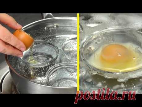 Кладем яйца прямо в кипящую воду, внутрь каждой из 3 розеток. Роскошный завтрак!