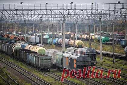 Неизвестный диверсант устроил поджог на железной дороге в российском регионе. Под Екатеринбургом неизвестный диверсант устроил поджог на железной дороге. ЧП случилось на перегоне Сысерть — Мраморское, где злоумышленник попытался уничтожить батарейный шкаф. Злоумышленник отогнул дверцу шкафа и поджег содержимое, но возгорание ликвидировалось само собой.