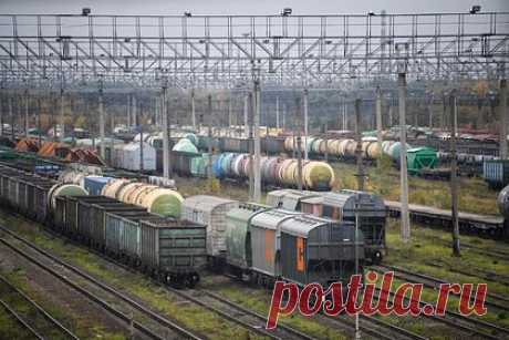 Неизвестный диверсант устроил поджог на железной дороге в российском регионе. Под Екатеринбургом неизвестный диверсант устроил поджог на железной дороге. ЧП случилось на перегоне Сысерть — Мраморское, где злоумышленник попытался уничтожить батарейный шкаф. Злоумышленник отогнул дверцу шкафа и поджег содержимое, но возгорание ликвидировалось само собой.