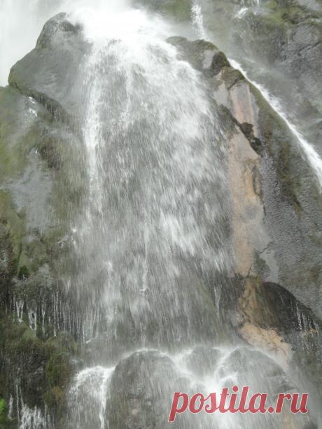 Гегский водопад расположен в северных отрогах Гагрского хребта на высоте 530 м. над уровнем моря.