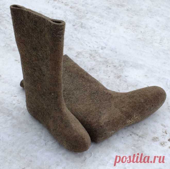 Сестра купила на барахолке старые валенки, а затем взяла в руки краски… Результат не поддается описанию! Вот и наступила зима, а вместе с ней нагрянули холода. Чтобы не мерзнуть, идя на работу или прогуливаясь по заснеженным улочкам, обязательно стоит позаботиться о теплой и удобной обуви.
Так вышло, что…