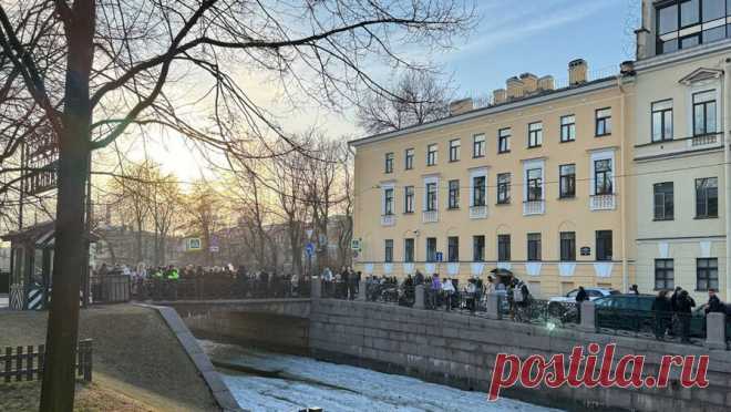 В Петербурге эвакуировали арт-пространство "Новая Голландия". После сообщения о минировании арт-пространство "Новая Голландия" в Санкт-Петербурге было эвакуировано. Об этом сообщает Telegram-канал "1703" и другие городские паблики. Сообщается, что система оповещения прозвучала ...