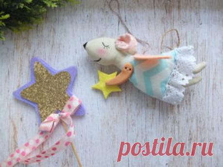 			Шьем символ года 2020 мышь-летящий ангел своими руками – мастер-класс для начинающих и профессионалов	 Шьем символ года 2020 мышь-летящий ангел своими руками – бесплатный мастер-класс по теме: Do It Yourself / Сделай сам ✓Пошагово ✓С фото ✓Материалы: ткань хлопок,холофайбер,акриловые краски,фетр,клей пва,кружево,полимерная глина,шпагат