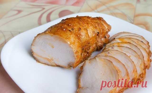 5 лучших блюд с куриной грудкой

1. Бастурма из курицы в духовке
на 100грамм - 129.21 ккал

Б/Ж/У - 22.76/3.96/0.67

Ингредиенты:

-Куриная грудка — 800 Грамм 
-Вода — 3 Стакана 
-Перец горошком — 1 Чайная ложка 
-Соль — 2 Ст. ложки 
-Сахар — 2 Ст. ложки 
-Лавровый лист — 2-3 Штук 
-Мед — 2 Ст. ложки 
-Оливковое масло — 2 Ст. ложки 
-Соевый соус — 1 Ст. ложка 
-Паприка — 1 Ст. ложка 
-Чеснок — 2-3 Зубчиков

Приготовление:
Куриные грудки нужно помыть и разделить на полугруд...