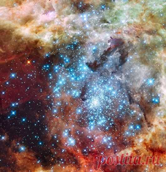 Hubble captures great photo of colliding star clusters