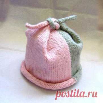 Необычная шапочка спицами
Описание Rolling Eyes 
Если попроще, то суть такова:
Стандартные размеры обхвата головы (я так понимаю, что это с учетом отрицательного облегания - сама головка-то побольше на 4-5 см): 
малыш: 12-14 дюймов (30.5 - 35.5 см); 
ребенок: 14-16 дюймов (40.5 - 45.5 см); 
женский: 20 дюймов (50.5 см);
мужской: 22 дюйма (56 см).
Умножьте вашу плотность вязания на соответствующий обхват головы, подберите такое число петель, чтобы было кратно 4. Это ваше на...