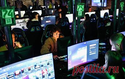 Моду на ремейки игр и фильмов объяснили "аффектом зомби". По мнению завкафедрой философии НИУ ВШЭ Ивана Микиртумова, аудитория подсознательно избегает нового содержания из-за высокой "цифровой тревожности" и смещает акцент на форму подачи контента