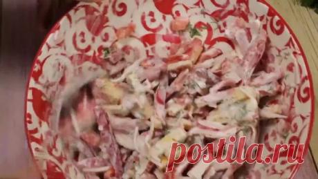 Три рецепта из КРАБОВЫХ ПАЛОЧЕК к празднику или просто к ужину. Сегодня у меня три рецепта из крабовых палочек. Готовьте на любой праздник или к ужину, каждый салат по своему особенный и вкусный. Субтитры доступны на всех языках. 💡 ВЫ МОЖЕТЕ ВКЛЮЧИТЬ СУБТИТРЫ, щелкнув текст [cc] в правом верхнем углу и три точки в правом верхнем углу видео и нажав ПЕРЕВОД. 00:01 Рецепт салата с помидорами: крабовые палочки - 200 г микс салата помидоры огурец кукуруза соль растительное мас...