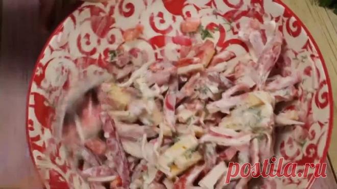 Три рецепта из КРАБОВЫХ ПАЛОЧЕК к празднику или просто к ужину. Сегодня у меня три рецепта из крабовых палочек. Готовьте на любой праздник или к ужину, каждый салат по своему особенный и вкусный. Субтитры доступны на всех языках. 💡 ВЫ МОЖЕТЕ ВКЛЮЧИТЬ СУБТИТРЫ, щелкнув текст [cc] в правом верхнем углу и три точки в правом верхнем углу видео и нажав ПЕРЕВОД. 00:01 Рецепт салата с помидорами: крабовые палочки - 200 г микс салата помидоры огурец кукуруза соль растительное мас...