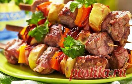 Вкусный, сочный, ароматный шашлык в мультиварке.

Ингредиенты:
1 кг мяса (телятина, свинина, филе курицы или индейки - на Ваш вкус)

Для маринада:
2 киви
2 болгарских перца
4 репчатых лука
соль, перец, молотый кориандр – по вкусу

Приготовление:
1. Любой шашлык, даже если он готовится в мультиварке, конечно же, начинается с маринада. Коль это блюдо уже необычное, то и маринад сделаем соответствующий.
Итак, для начала снимем кожицу с киви и очистим 2 луковицы. Теперь отправ...