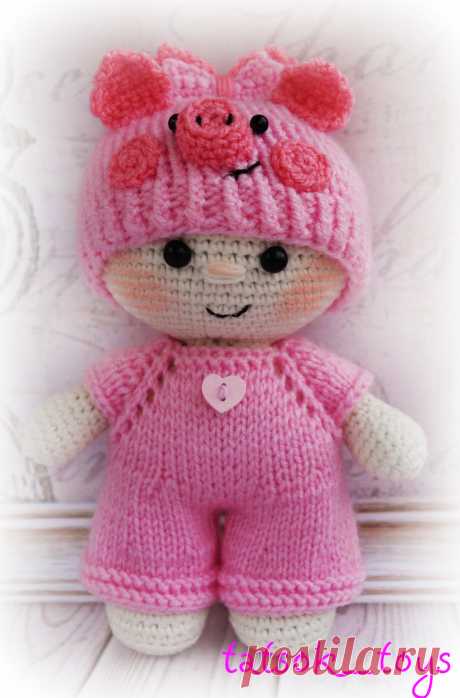 PDF Пупс в костюме свинки. FREE amigurumi crochet pattern. Бесплатный мастер-класс, схема и описание для вязания игрушки амигуруми крючком. Вяжем игрушки своими руками! Куколка, кукла, doll, puppet, puppe, marioneta, fantoche. #амигуруми #amigurumi #amigurumidoll #amigurumipattern #freepattern #freecrochetpatterns #crochetpattern #crochetdoll #crochettutorial #patternsforcrochet #вязание #вязаниекрючком #handmadedoll #рукоделие #ручнаяработа #pattern #tutorial #häkeln #amigurumis #dolls