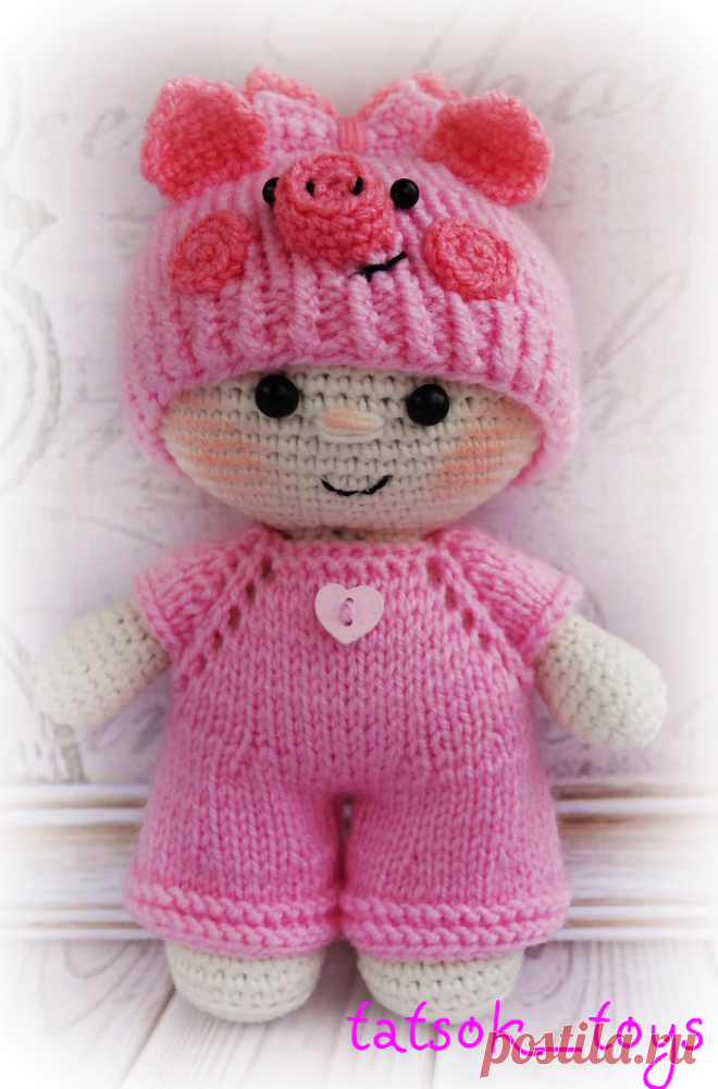 PDF Пупс в костюме свинки. FREE amigurumi crochet pattern. Бесплатный мастер-класс, схема и описание для вязания игрушки амигуруми крючком. Вяжем игрушки своими руками! Куколка, кукла, doll, puppet, puppe, marioneta, fantoche. #амигуруми #amigurumi #amigurumidoll #amigurumipattern #freepattern #freecrochetpatterns #crochetpattern #crochetdoll #crochettutorial #patternsforcrochet #вязание #вязаниекрючком #handmadedoll #рукоделие #ручнаяработа #pattern #tutorial #häkeln #amigurumis #dolls