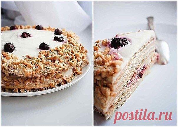 ТОРТ «МАДОННА» 

Не требует использования яиц.

 ИНГРЕДИЕНТЫ:

 Коржи: 
1 ст. сахара 
1/4-1/3 ст. сливок 
1-1,5 ст. л. меда 
1 ч. л. соды 
60-80 г мягкого сливочного масла 
 3 ст. муки 

 Крем:
700 мл сметаны
7 ст. л. сахара 
ванильный сахар 
лимонный сок или лимонная кислота 
вишня (можно размороженную) — для украшения верха и прослойки 

Приготовление:

1. Взбить сливки с сахаром венчиком до легкой пенки. 

2. Добавить мёд, масло, соду, перемешать. 

3. Включить духовку ...