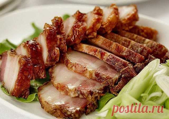 САЛО в пакетах - Ну Очень ВКУСНО!

Ингредиенты: 
свиная грудинка-1.5кг. 
чеснок-1-2головки. 
чёрный перец крупного помола 
приправа для свинины 
соль

Как приготовить: 
Свиную грудинку разрезать на куски . Чеснок измельчить в блендере или через чеснокодавилку. Грудинку натереть солью, приправой, перцем и чесноком. 
Дать настоятся около часа. Взять целлофановые пакеты вставить один пакет в другой и положить в них грудинку. (У меня было 4 кусочка грудинки, я положила по два ...