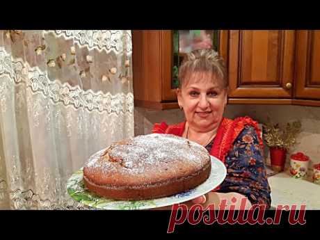Беру стакан кефира, стакан варенья и немного соды. Всё смешала и в духовку.