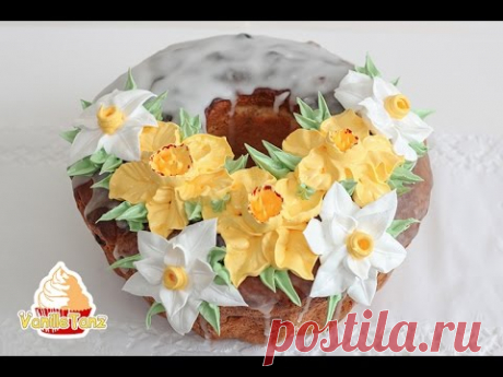 Красивое цветочное украшение куличей на Пасху