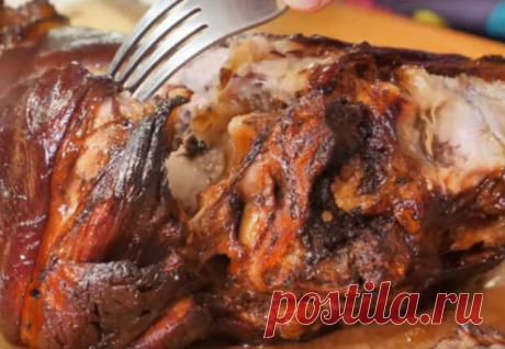Рулька на квасе: запекаем сочную ногу в центр стола - Steak Lovers - медиаплатформа МирТесен ЛУЧШЕЕ ЗА НЕДЕЛЮ Сочное, ароматное вепрево колено вполне возможно приготовить и дома. Запекать сытную рульку станем не в пиве, а в квасе, по старинному рецепту. В первую очередь мясо следует промыть и тщательнейшим образом обработать ножом. По всей поверхности рульки делаются надрезы, примерно на...