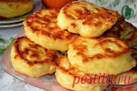 Яркие румяные оладьи с секретом! Попробуйте, это очень вкусно и необычно!

СЫРНЫЕ ОЛАДУШКИ

Ингредиенты:

- Сыр твердый - 150 г
- Плавленный сырок - 1 шт.
- Мука - 3 ст. л.
- Яйца - 2 шт.
- Сметана - 150 г
- Разрыхлитель - 1/2 ч.л.

Приготовление: 

1. Плавленый сыр натереть на крупной терке.
2. Смешать с натертым на крупной терке твердым сыром.
3. В сырную смесь вбить яйца.
4. Добавить сметану, перец, соль, разрыхлитель.
5. Всыпать просеянную муку и все перемешать.
6. Жар...