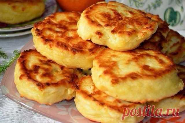 Яркие румяные оладьи с секретом! Попробуйте, это очень вкусно и необычно!

СЫРНЫЕ ОЛАДУШКИ

Ингредиенты:

- Сыр твердый - 150 г
- Плавленный сырок - 1 шт.
- Мука - 3 ст. л.
- Яйца - 2 шт.
- Сметана - 150 г
- Разрыхлитель - 1/2 ч.л.

Приготовление: 

1. Плавленый сыр натереть на крупной терке.
2. Смешать с натертым на крупной терке твердым сыром.
3. В сырную смесь вбить яйца.
4. Добавить сметану, перец, соль, разрыхлитель.
5. Всыпать просеянную муку и все перемешать.
6. Жар...