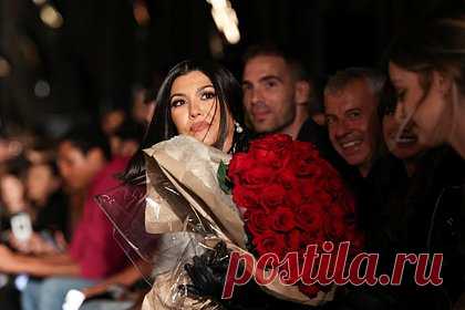 Кортни Кардашьян стала матерью в четвертый раз. Американская телезвезда, предпринимательница Кортни Кардашьян стала мамой в четвертый раз. У знаменитости и ее мужа, барабанщика рок-группы Blink-182 Трэвиса Баркера, родился мальчик. Пол ребенка пара раскрыла во время вечеринки в июне. У 44-летней Кардашьян и 47-летнего Баркера уже есть шестеро детей.