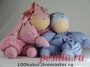 Вальдорфская кукла-бабочка К сожалению при монтаже вырезали некоторые фрагменты, поэтому добавляю текстовое описание. Нам понадобятся: Выкройка Хлопоковый трикотаж белого цвета Хлопковый трикотаж персикового/телесного/нежно-розового цвета 12*15 см Хлопковая ткань для тела (фланель, махра, велюр) Хлопковая ткань для колпачка (фланель, махра, велюр)…