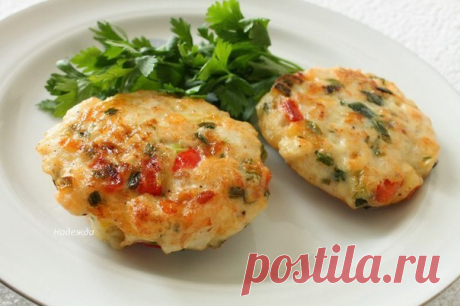 Рубленные куриные котлетки

Время приготовления: 1 час 

Нам понадобится: 

Филе куриное — 100 г 
Шампиньоны свежие — 50 г (можно заменить красным болгарским перцем) 
Лук репчатый — ½ головки 
Хлеб белый — 50 г 
Базилик зеленый по вкусу 
Мадера по желанию 
Орех мускатный — щепотка 
Яйцо куриное — 1 шт. 
Масло рафинированное — 1,5 чайные ложки 
Соль по вкусу 
Перец черный молотый по вкусу 

Как готовить: 

1. Куриное филе мелко изрубить большим острым ножом, слегка посолить...