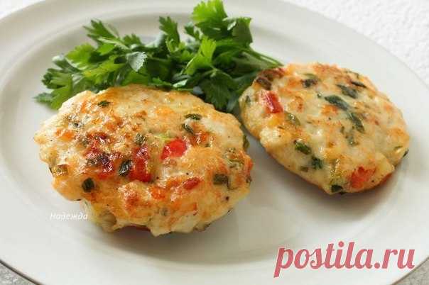 Рубленные куриные котлетки

Время приготовления: 1 час 

Нам понадобится: 

Филе куриное — 100 г 
Шампиньоны свежие — 50 г (можно заменить красным болгарским перцем) 
Лук репчатый — ½ головки 
Хлеб белый — 50 г 
Базилик зеленый по вкусу 
Мадера по желанию 
Орех мускатный — щепотка 
Яйцо куриное — 1 шт. 
Масло рафинированное — 1,5 чайные ложки 
Соль по вкусу 
Перец черный молотый по вкусу 

Как готовить: 

1. Куриное филе мелко изрубить большим острым ножом, слегка посолить...