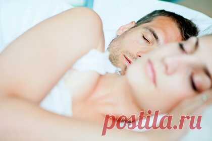 Названы дыхательные практики для быстрого засыпания. Психолог Хейли Перлус и психиатр Алекс Димитриу перечислили простые дыхательные практики, которые помогут успокоиться и быстро заснуть. Перлус посоветовала диафрагмальное дыхание, или дыхание животом, дыхание по системе 4-7-8 и попеременное дыхание ноздрями. Димитриу предложил квадратное дыхание и йогу-нидру.