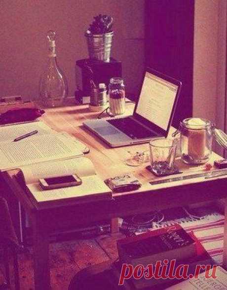 Школа - это не мученье, не проклятье, не ад. Школа - это твои друзья, первая любовь, запах новых учебников и тетрадей, беготня на переменках, ароматные булочки из столовой. Школа - это твое невозвратимое детство.