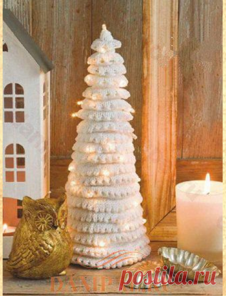 Необычная вязаная ёлка дополнена гирляндой со светящимися лампочками. Спицами. / DAMские PALьчики. ru