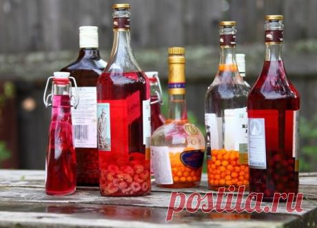 РЕЦЕПТЫ НАЛИВОК ДЛЯ ДОМАШНЕГО ПРИГОТОВЛЕНИЯ


НАЛИВКА «АССОРТИ»
1 кг клубники, 1 кг абрикосов, 1 кг малины, 1 кг вишни, 1 кг черной смородины, 2,5 кг сахара, 5 л водки
Летом, по мере созревания ягод, в 8-литровую бутыль поочередно насыпать сначала 1 кг клубники, пересыпав ягоду 500 г сахара. Когда появятся абрикосы, в эту же бутыль насыпать поверх клубники 1 кг абрикосов, засыпав таким же количеством сахара, затем таким же образом насыпать постепенно малину, вишню, черную ...