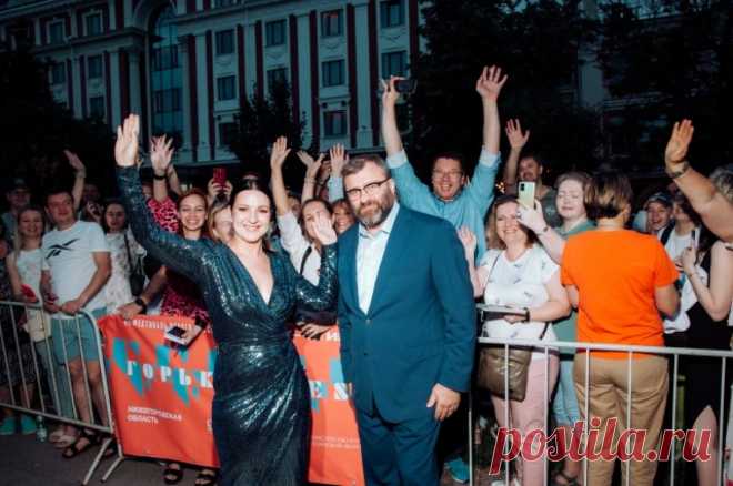 Кино, Гайдай и звезды. В Нижнем Новгороде стартовал фестиваль «Горький fest». На церемонии открытия фестиваля, который прошел в театре драмы, Михаил Пореченков сообщил, что в этом году в показах фильмов будет задействовано 40 площадок, причем впервые показы организуют в Губернаторском саду Нижегородского кремля.