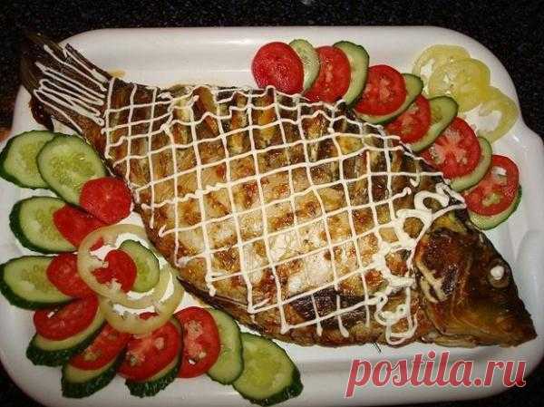 Карп запеченый с яблоками и чесноком.