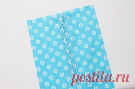 Нестандартный и легкий способ вшить обычную молнию в изделие Довольно часто у мастериц возникают трудности с вшивание молнии в изделие, то края ткани смещаются и попадают под бегунок, то зубцы не совпадают или вид получается неаккуратным. Порой мастерицы и вовс…