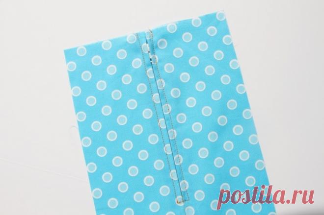 Нестандартный и легкий способ вшить обычную молнию в изделие Довольно часто у мастериц возникают трудности с вшивание молнии в изделие, то края ткани смещаются и попадают под бегунок, то зубцы не совпадают или вид получается неаккуратным. Порой мастерицы и вовс…