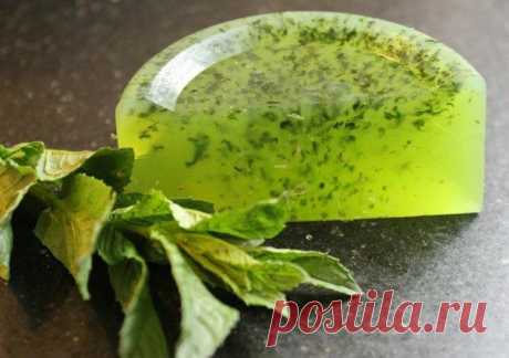 Домашнее травяное мыло
100 гр.  мыла
2 ч.л. масел(1 ч.л. оливкового, 1 ч.л. касторового)
250 гр.травяного отвара (крапивы, шалфея, ромашки, петрушки)
0,5 ч.л. витамина А
0,5 ч.л. витамина Е
1 ч.л. мёда
5 капель масла мятного