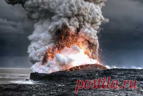 lava vulcanica incontra l'oceano foto acqua | One Big Photo