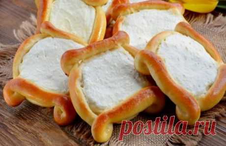 "Ватрушки с творогом."
Ватрушки с творогом не только вкусная, домашняя, уютная выпечка, но и очень красивая.
ИНГРЕДИЕНТЫ:
мука 550 (+-) г
дрожжи 2 ч. л.
соль 8 г
сахар 70 г
сливочное масло 46 г
яйцо крупное 1 шт.
молоко 150 мл
вода 150 мл 
ПРИГОТОВЛЕНИЕ:
В теплую смесь молока и воды положить сахар ,дрожжи. Дать подойти минут 10-15 до образования "шапочки".
Далее взбитое яйцо соединяем с растопленным сливочным маслом,добавляем молочно- дрожжевую смесь,соль, просеянную муку. Замесить нужно м