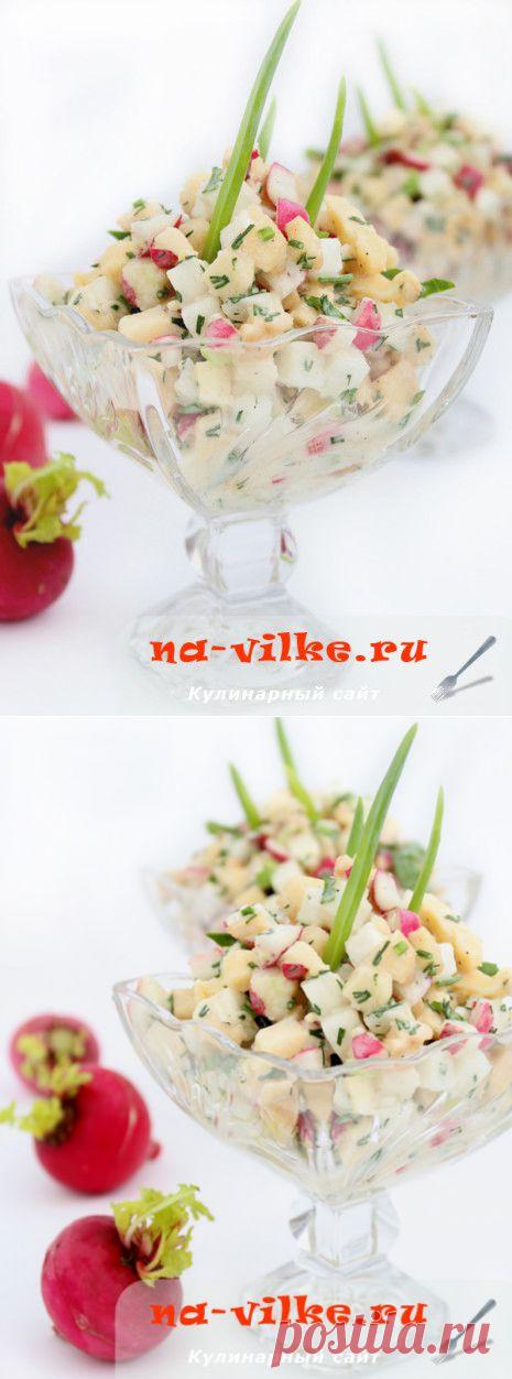 Салат из редиса с сыром и яблоком