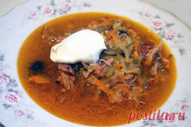 Солянка мясная 
Здравствуйте всем!
Эх, давненько я солянку не делала! Так захотелось!
Конечно же у таких древних народных блюд, как солянки, щи, борщи не может быть какого-то единого «классического» рецепта. А уж к …