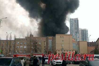 Раскрыты подробности первых минут пожара на территории погрануправления ФСБ. Взрыв на территории погрануправления ФСБ был настолько сильным, что в соседних домах дрожали окна и стены. Местные жители рассказали «Ленте.ру», что сразу после начала пожара слышали крики о помощи. Они рассказали о первых минутах после начала возгорания на территории управления ФСБ.
