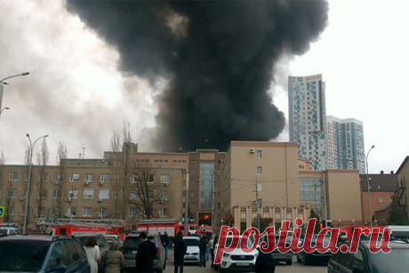 Раскрыты подробности первых минут пожара на территории погрануправления ФСБ. Взрыв на территории погрануправления ФСБ был настолько сильным, что в соседних домах дрожали окна и стены. Местные жители рассказали «Ленте.ру», что сразу после начала пожара слышали крики о помощи. Они рассказали о первых минутах после начала возгорания на территории управления ФСБ.