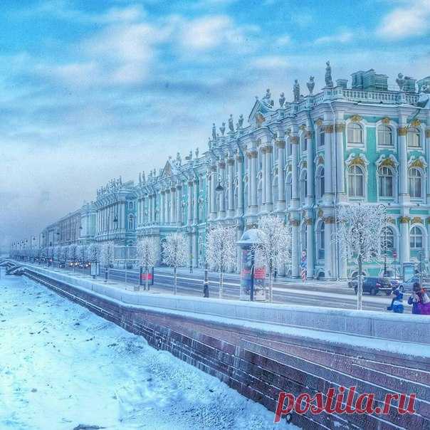 Морозная Дворцовая набережная и Эрмитаж, и это по-настоящему зимний Петербург. А между тем, до весны осталось всего три дня! С добрым утром, солнечный город!