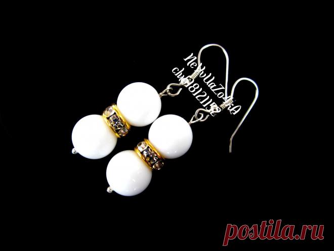 серьги c камнями 
Материал:бусины,металлическая фурнитура под серебро.
цена:160 р.