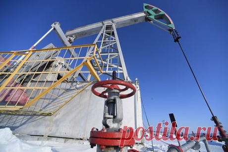 Власти одобрили поправки в закон о налогах для нефтяников. Российским нефтяным компаниям могут восстановить компенсирующие выплаты по демпферу в полном объеме с 1 октября — соответствующие поправки в Налоговый кодекс, внесенные правительством, одобрил комитет Госдумы по бюджету и налогам. Также поправки предусматривают новое определение стоимости нефти Urals при расчете НДПИ.