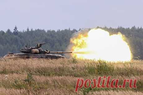 Военный рассказал о работе российских танкистов по позициям ВСУ. Наводчик-оператор танка с позывным Треха рассказал о работе российских танкистов роты Оперативно-боевого тактического формирования (ОБТФ) «Каскад». По его словам, военные наносят удары по Вооруженным силам Украины (ВСУ) только с закрытых позиций, что является более эффективным методом, чем стрельба прямой наводкой.