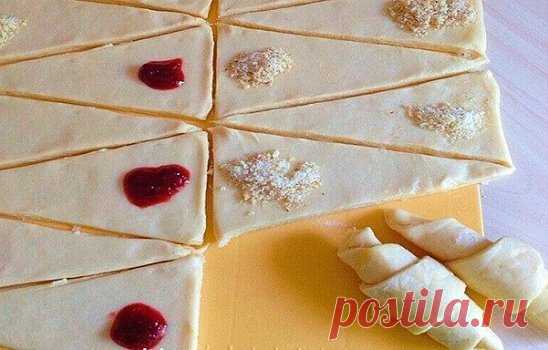 РОГАЛИКИ. 
Очень вкусные, мягкие, рассыпчатые рогалики, просто тают во рту. 
Для теста 1: 
 сметана - 200 гр 
 мука - 300 гр 
 разрыхлитель - 0,5 ч.л. 
Для теста 2:
 сливочное масло - 200 гр (комнатной температуры) 
 мука - 250 гр 
 разрыхлитель - 0,5 ч.л. 
Варианты начинки: 
 ягодный джем 
 шоколадный крем нутелла 
 изюм 
 орехи с сахарным песком 
Приготовление: 
1. Для теста 1 в миску просеять муку с разрыхлителем, добавить сметану и вымесить тесто. 
2. Для теста 2 в миску просе