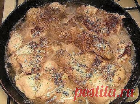 Куриный рулет в бутылке
Ингредиенты:
-Курица — 1 Штука
-Грецкие орехи — 100 Грамм
-Желатин — 30 Грамм
-Чеснок — 2 Зубчика
-Соль и приправы — По вкусу
Приготовление:
1. Для этого рулета можно брать целую курицу, а можно готовое филе (если любите постные рулеты). Кроме этого, мясо можно приготовить двумя способами: отварить, сделав бульон прозрачный (с овощами и зеленью), а можно протушить, как в нашем варианте.
2. Отправляем мясо на сковороду, не добавляя никаких жиров! Пос...