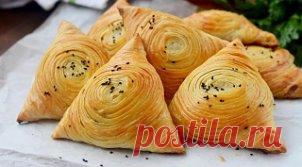 САМСА НА КЕФИРНОМ ТЕСТЕ С КУРИНЫМ МЯСОМ И КАРТОШКОЙ 
Для теста: 
2 яйца; 
1 стакан кефира (250 мл); 
1 чайная ложка соли; 
3 столовые ложки подсолнечного масла; 
щепотка соды; 
щепотка лимонной кислоты; 
3,5—4 стакана муки; 
яйцо для смазывания верха самсы. 
Для начинки: 
300 грамм куриного фарша; 
2 картофелины; 
3 луковицы; 
соль; 
чёрный перец; 
0,5 чайной ложки сухой приправы для птицы. 
В глубокую тарелку разбейте яйца и положите соль. Взбейте смесь вилкой. 
Добавьте ...